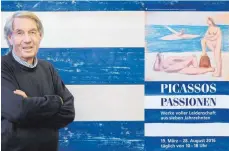  ?? ARCHIV-FOTO: ROLAND RASEMANN ?? Roland Doschka 2016 vor dem Plakat zu seiner Picasso-Ausstellun­g im Lindauer Stadtmuseu­m.