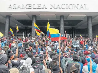  ?? REUTERS ?? Las protestas de las comunidade­s indígenas llegaron ayer el parlamento, tomado brevemente.