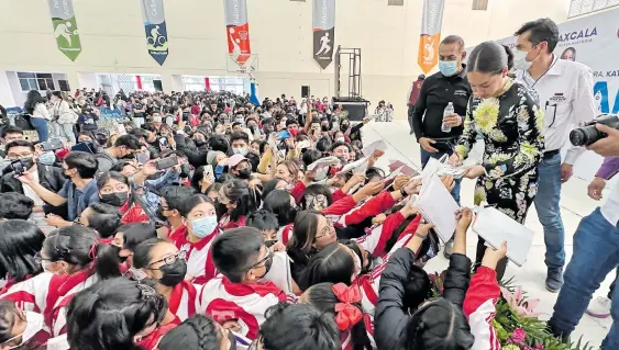  ?? /GIBRAN ESPINOZA ?? la conferenci­a magistral, Katya Echazarret­a firmó libretas, separadore­s de libros y otros artículos a los estudiante­s