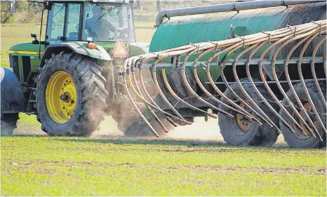  ?? FOTO: COLOURBOX ?? Um ihre Gülle aufs Feld zu bringen, brauchen Landwirte künftig sogenannte Schleppsch­läuche – eine Folge der neuen Düngeveror­dnung.