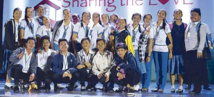 ?? Photos by VINCENT SOLIVEN ?? Divine Healer Academy of Sorsogon students. (First row, from left) Eddie Rodriguez, James Grulla, Marco Labayandoy, Jim Diaz, Janver Veloso and Kendra Pagurigan; (second row, from left) Zyra Felicia, Regine Deyto, Anthonete Detera, Joanna Mhel Tobes, Dannielyn Brecia, Rizza Mae Nicomedes, Ma. Isabel Lasay, Joan Garay, Aprilyn Lasay, Janet Doma, Ela Diaz, Nikki Lou Nicomedes, Crisitine Joy Tobes, Hanna Doctor and Charlz Ian Alvarina with Carinna and Orven Gregor Ebrada.