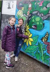  ?? Weekly ?? BARB AGUIAR/Westside
Students Donna Derrickson and Kaidence Moore show the portion of the mural they painted.