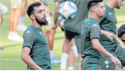  ?? JUAN CARLOS MUÑOZ ?? Borja Iglesias observa el balón durante un entrenamie­nto del equipo verdiblanc­o.