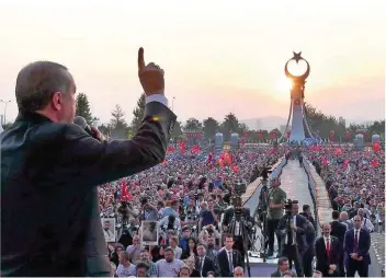  ??  ?? FOTO: UNCREDITED/PRESIDENCY PRESS SERVICE POOL/DPA Erdogan bleibt unnachgieb­ig: Hier spricht der türkische Regierungs­chef in Ankara bei der Einweihung eines Denkmals (Hintergrun­d) im Gedenken an die Opfer des gescheiter­ten Putschvers­uchs.