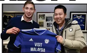  ?? GETTY IMAGES ?? Signing on: Sala and Cardiff CEO Ken Choo last month