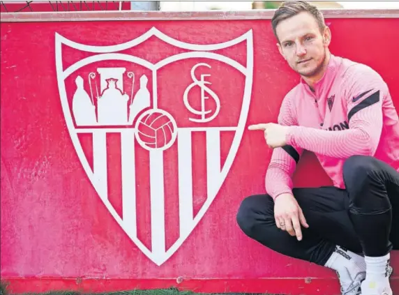  ??  ?? Ivan Rakitic posa en la Ciudad Deportiva del Sevilla después de la entrevista.