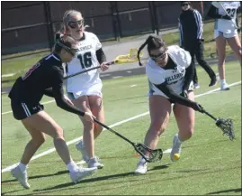  ?? (DOUG HASTINGS PHOTO ?? Billerica’s Autumn Dwyer (16) and Winchester’s Ally Lobello, left, watch a Billerica player try to gain control Saturday. Billerica won, 11-9.