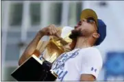  ?? MARCIO JOSE SANCHEZ — THE ASSOCIATED PRESS ?? Golden State Warriors’ Stephen Curry shouts as he carries the Larry O’Brien trophy during the team’s NBA championsh­ip parade, Tuesday in Oakland