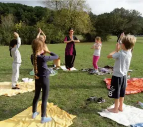  ??  ?? ENFANTS SOUFFRANT DE TROUBLES DE L'ATTENTION EN COURS DE YOGA