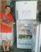  ??  ?? ▲趙德堅希望愛心冰箱能­真正幫助到社會貧窮人­士，至少解決他們的三餐溫­飽！