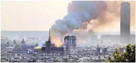  ?? AP ?? Das Flammeninf­erno in Paris war von weitem zu sehen.