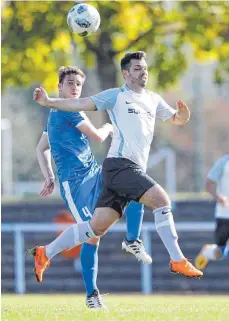  ?? FOTO: VOLKER STROHMAIER ?? Andreas Flontas (r.) und der SV Ochsenhaus­en mussten sich dem VfB Friedrichs­hafen geschlagen geben.