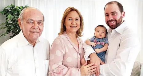  ??  ?? El el doctor Ríos Faxas ha brindado sus cuidados a Didi Ríos, su hija; Manuel (Manny) Torreira Ríos, su primer nieto, y a Manuel Antonio Torreira, su bisnieto de dos meses de nacido.