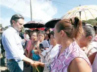  ??  ?? Aurelio Nuño, titular de la SEP, recorrió el municipio de Cintalapa, Chiapas, donde habló con damnificad­os y constató daños en casas.
