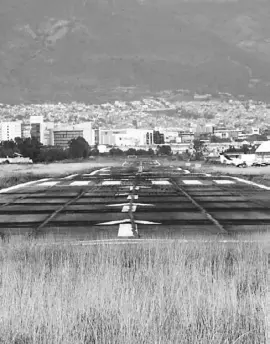  ?? DE LA VEGA ?? El actual aeropuerto quedó dentro de la mancha urbana de Pachuca/EDUARDO