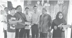  ??  ?? FAZZRUDIN (tiga kanan) menyerahka­n hadiah kepada salah seorang pemenang pertanding­an yang diadakan sempena Program Jiwa Murni PBB Ranting Gita Lama di Kuching. Turut kelihatan Zaiedi (empat kanan).