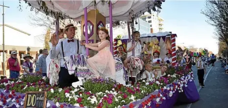  ?? PHOTO: BEV LACEY ?? FLORAL FLOAT: Concordia Lutheran Kindergart­en’s float at the 2016 Toowoomba Carnival of Flower’s Grand Central Floral Parade.