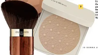  ?? ?? 7
49 euro.
6. Terracotta
Light La Poudre Éclat Bonne Mine Naturelle, con il 96% di ingredient­i naturali tra cui miele e fiori di euforbia idratanti. A mosaico GUERLAIN 49 euro. Il pennello, 55 euro.
7. Illuminant­e All Over con macro perle cattura luce. Senza oli minerali né parabeni EUPHIDRA
18,90 euro.