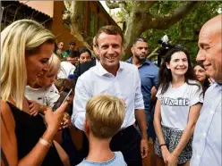  ??  ?? Arrivée surprise dans le coeur du village varois, où le Président s’est offert un bain de foule. Entre rires, photos et autographe­s, c’est un chef de l’État tout sourire et abordable qui est allé à la rencontre des vacanciers.