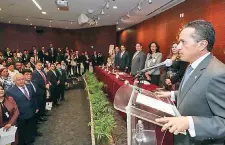  ??  ?? El gobernador de Quintana Roo, Carlos Joaquín González, en la inauguraci­ón del Segundo Foro de Industria y Comercio Exterior, en el Senado.