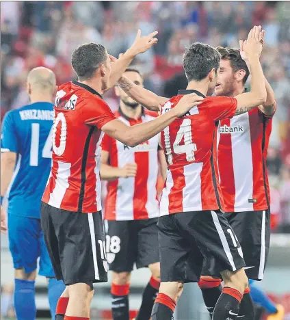  ??  ?? De Marcos, Susaeta e Ibai celebran un gol en San Mamés en la previa contra el Inter Baku de hace dos temporadas