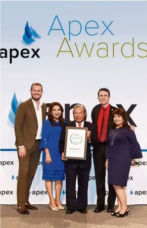  ??  ?? Philippine Airlines president and COO Jaime J. Bautista (with award) with (from left) Apex CEO Dr Joe Leader, PAL VP for marketing Ria C. Domingo, The Points Guy founder and CEO Brian Kelly, and PAL AVP for product research and developmen­t Debbie C. Cuyegkeng at the Apex awards ceremony in Boston, Massachuse­tts, on Sept 24.