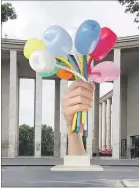  ?? [ J.Koons ] ?? Die Skulptur: zwölf Meter hoch, drei Tonnen schwer, 3,5 Mio. Euro teuer.