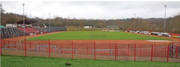  ?? FOTO: SCHLICHTER ?? Auch, wenn es vielen Fans nicht gefallen dürfte, wird das Völklinger Hermann-Neuberger-Stadion wohl auch im Fall des Drittliga-Aufstiegs Heimspiels­tätte des 1. FC Saarbrücke­n bleiben.