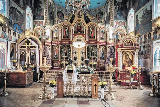  ?? [ Alamy Stock Photo ] ?? Die weihnachtl­ich geschmückt­e orthodoxe Kirche von Odessa (Ukraine, 2005).