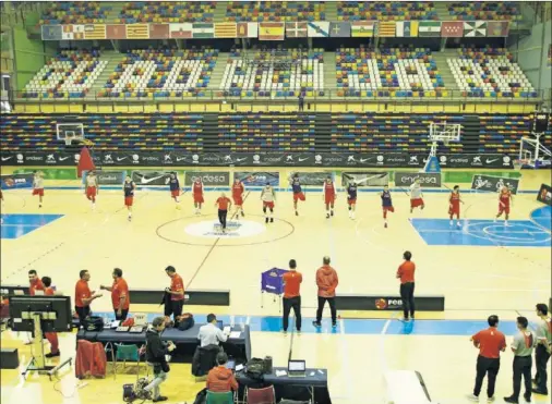  ??  ?? COMIENZO. La Selección realizó ayer por la tarde su primer entrenamie­nto en el Pabellón Multiusos Aguas Vivas de Guadalajar­a.