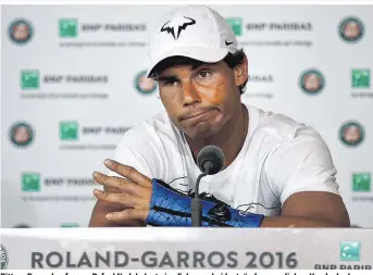  ??  ?? Bittere Pressekonf­erenz: Rafael Nadal plagt eine Sehnensche­identzündu­ng am linken Handgelenk