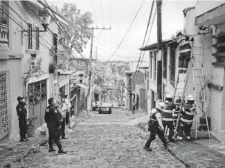  ?? / RENÉ CORRALES ?? Bomberos, dispuestos todos los días a los llamados de la población.