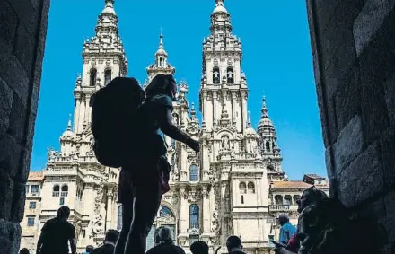  ?? GETTY ?? Jóvenes ante la catedral de Santiago de Compostela
Infelices