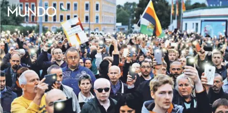  ??  ?? ► El grupo de extrema derecha Pro Chemnitz en una protesta en la entrada del estadio, ayer en Chemnitz.