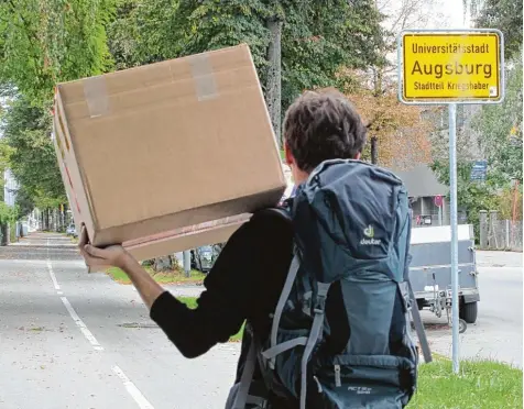  ?? Foto: Annette Zoepf ?? Mit Umzugskist­en sind jetzt viele junge Leute in Augsburg unterwegs. An den Augsburger Hochschule­n steht das neue Winterseme­ster bevor. Zu diesem Zeitpunkt gibt es im mer besonders viele Studienanf­änger, von denen auch sehr viele von auswärts kommen.