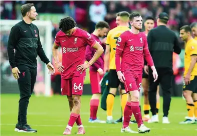  ?? EFE ?? Los jugadores del Liverpool, decepciona­dos tras perder la Premier
