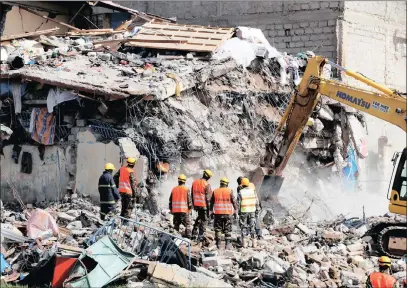  ?? PICTURE: REUTERS ?? Emergency personnel work at the scene after a building collapsed in a residentia­l area of Nairobi, Kenya yesterday.