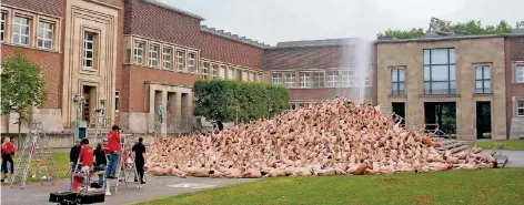  ?? FOTO: THOMAS BUSSKAMP ?? 850 Freiwillig­e zogen sich in Düsseldorf für den Künstler Spencer Tunick aus.