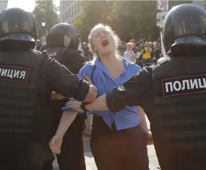  ?? FOTO: ALEXANDER ZEMLIANICH­ENKO/AP-TT ?? Polis grep nästan 1 400 personer vid en protest i Moskva i Ryssland under lördagen.