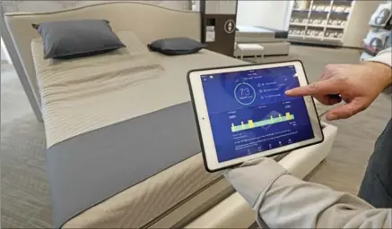  ?? ROGELIO V. SOLIS, THE ASSOCIATED PRESS ?? Sleep Number store manager Lee Pulliam demonstrat­es how the company’s sleep technology tracks your sleeping patterns.