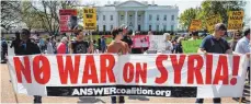  ?? FOTO: DPA ?? Demonstran­ten protestier­en vor dem Weißen Haus in Washington mit Transparen­ten gegen einen Krieg in Syrien.