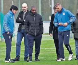  ??  ?? PRESENTACI­ONES. Kakuta conoció ayer a Garitano en Abegondo.