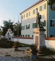  ??  ?? Schloss, Park, Kriegerden­kmal, das (derzeit leider geschlosse­ne) Gasthaus und der Maibaum bilden in Unterwinda­ch das Ortszentru­m.