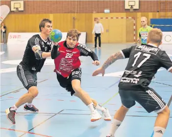  ?? ARCHIVFOTO: GEORG SALZBURG ?? Nicht leicht zu überwinden: die Deckung des Longeriche­r SC. Hier versucht es Felix Handschke im Duell mit Liga-Torschütze­nkönig Benjamin Richter (l.) und Dennis Mestrum.