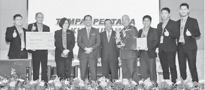  ??  ?? CHAMPION 2018: Law (bediri empat kanan) megai trofi lalu Dato Sri Mohammad Mentek (bediri enam kanan).