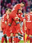  ?? Foto: dpa ?? Serge Gnabry und die Bayern freuen sich über den Sieg.
