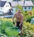  ??  ?? Matthias Kammerer ist in seinem Garten aktiv, singt im Gesangsver­ein und pflegt die Freundscha­ft zur Partnergem­einde Zahling im österreich­ischen Burgenland.