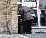  ?? BOB TYMCZYSZYN
TORSTAR FILE PHOTO ?? Start Me Up Niagara has now opened day shelters, giving people a warm place to go during the cold weather. A man peeks through the window of the Gale Crescent facility in December.