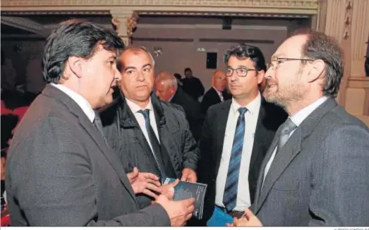  ?? ALBERTO DOMÍNGUEZ ?? El alcalde Gabriel Cruz, José Antonio Fernández, José Antonio Cabrera y José Fernández conversan antes de una Gala del Deporte.