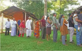  ?? (AFP) ?? Sri Lankan voters queue up to cast their ballots at a polling station in Colombo on Saturday